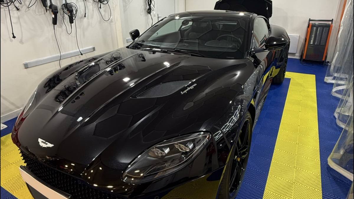 Aston Martin DBS Superleggera préparée par BlackLab